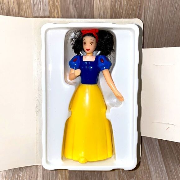 Disney vintage Snow White and the seven dwarfs figurine doll display - Picture 2 of 6
